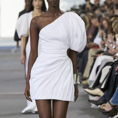 Off-the-shoulder: Η πιο κολακευτική, trending σιλουέτα της σεζόν