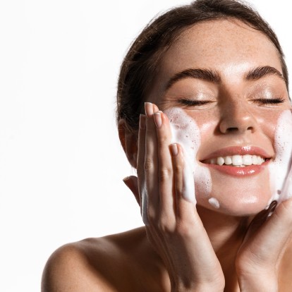15 face cleansers που αφήνουν το δέρμα πεντακάθαρο χωρίς να βλάπτουν τον δερματικό φραγμό 