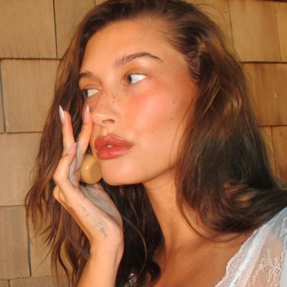 Επιτρέψτε στo cream blush trick της Hailey Bieber να ξεκινήσει την καλύτερη ανοιξιάτικη τάση ομορφιάς
