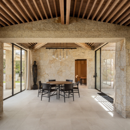 Μια πέτρινη βίλα στη Σαρδηνία ενσαρκώνει το μεσογειακό ονειρικό εξοχικό 