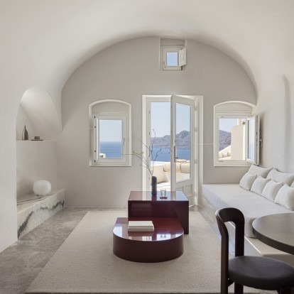 Αυτή η κατοικία στην Οία μετατρέπεται στο απόλυτο καλοκαιρινό όνειρο