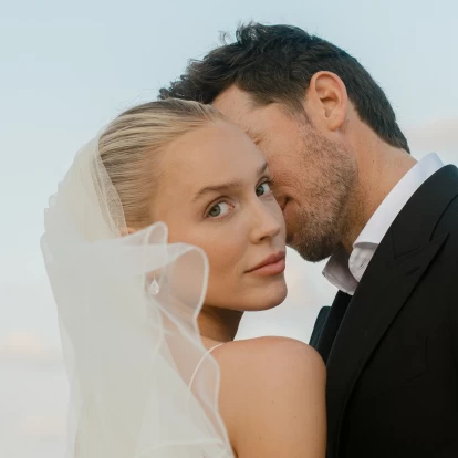 Η Alex Cooper είπε "I Do" στο απόλυτο wedding shoe του Jimmy Choo