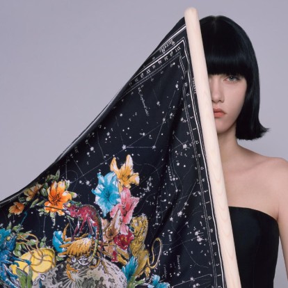 Το νέο βιβλίο "Dior Scarves. Fashion Stories" με την υπογραφή της Maria Grazia Chiuri