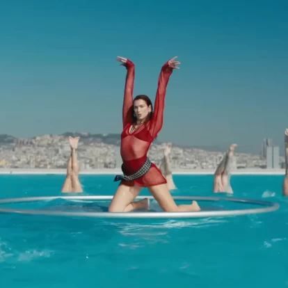 Η Dua Lipa κυκλοφορεί το νέο της video clip και μας βάζει σε καλοκαιρινό mood