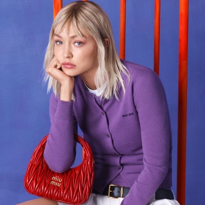 Η Miu Miu παρουσιάζει την 2024 Bag καμπάνια της με πρωταγωνίστρια την Gigi Hadid