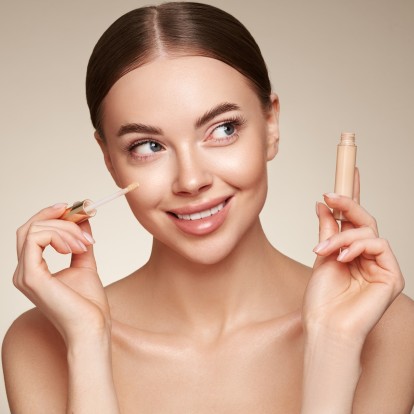 5 hacks που θα αλλάξουν τον τρόπο που χρησιμοποιείτε το concealer για πάντα 