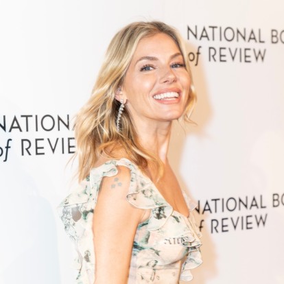 Τα 5 skin hacks της Sienna Miller για μια πιο youthful επιδερμίδα