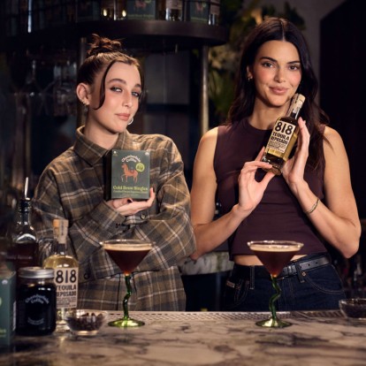 Kendall Jenner και Emma Chamberlain μοιράζονται μυστικά και Espresso Martini με αφορμή τη νέα τους συνεργασία