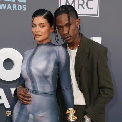 Travis Scott: Πώς κατάφερε να κάνει την Ελλάδα και την παράδοσή της viral στα social media;
