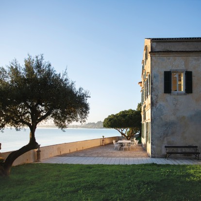 «Χαθείτε» στην έπαυλη της οικογένειας Γερακάρη στο Κοντοκάλι της Κέρκυρας που έκλεψε τις εντυπώσεις στη σειρά του BBC “The Durrels”