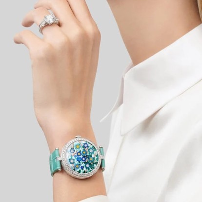 Η νέα έκθεση της Van Cleef & Arpels στο Λονδίνο μας μεταφέρει στο σύμπαν της ωρολογοποιίας