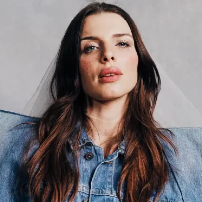 Η Julia Fox σχολιάζει τις πιο αμφιλεγόμενες στιλιστικές εμφανίσεις της