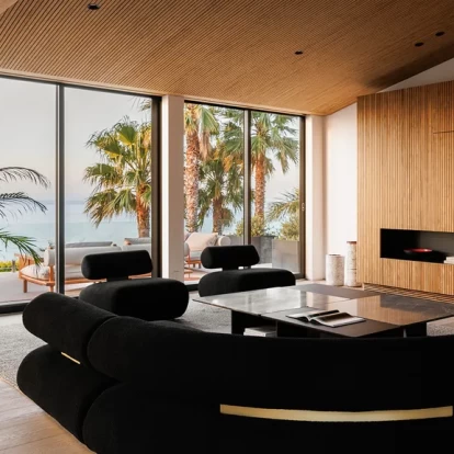 Αυτό το ανασχεδιασμένο σπίτι στην παραλία του Malibu είναι μια σύγχρονη εκδοχή ενός καταφυγίου στο Cali