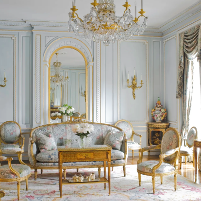 Μία ξεχωριστή ξενάγηση στο πλατό του Bridgerton