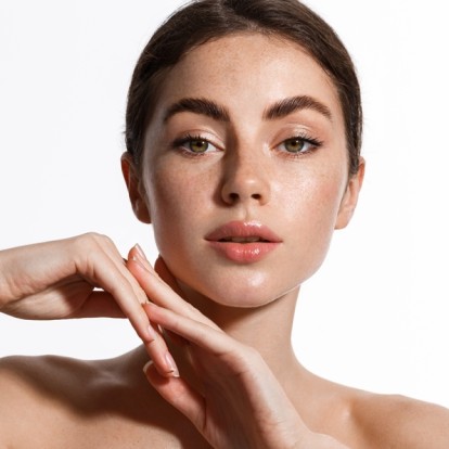 Face Yoga: Μία ρουτίνα περιποίησης προσώπου που θα τονώσει και θα σμιλεύσει το δέρμα σας 