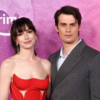 Η Anne Hathaway με τον συμπρωταγωνιστή της Nichola Galitzine αποκαλύπτουν λεπτομέρειες για τη ζωή τους σε ένα παιχνίδι βασισμένο στη νέα τους ταινία