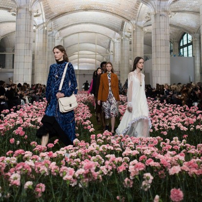 H Gigi Hadid ως cyber Barbie και όλα τα highlights από τη NYFW