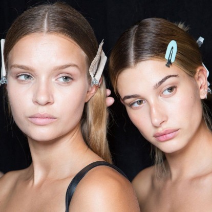 5 λόγοι να εντάξετε το ροδόνερο στη ρουτίνα ομορφιάς σας 