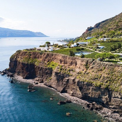 Ένας αρχαίος φάρος στο νησί Salina της Σικελίας μεταμορφώθηκε σε ένα σύγχρονο θέρετρο