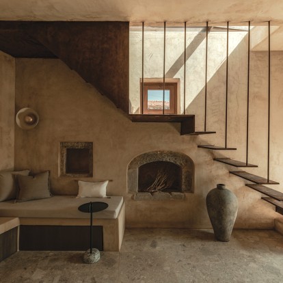 Ένα λιθόκτιστο κτίσμα του 1864 στην Κρήτη αναπαλαιώθηκε με αριστουργηματικό τρόπο και μετατράπηκε σε μια σύγχρονη κατοικία