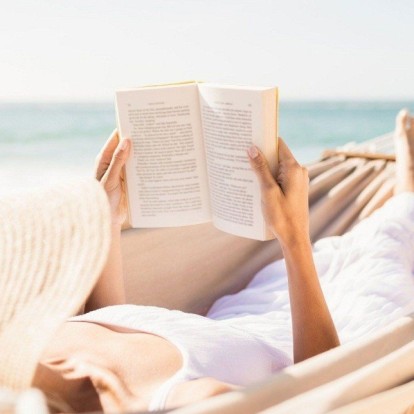 Τα βιβλία που θα σας συντροφεύσουν στις πρώτες καλοκαιρινές σας αποδράσεις 
