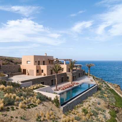 Μια βίλα στα χρώματα της τερακότας στη Μύκονο απολαμβάνει το φυσικό φως με θέα 270 μοιρών σε όλο το Αιγαίο