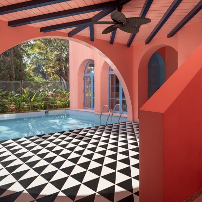 Μια ενότητα από χρωματιστές βίλες στην Ινδία που ενσαρκώνουν τη γλυκύτητα του καλοκαιριού