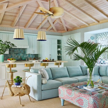 Μια κατοικία στο West Palm Beach της Florida που «αντιστέκεται» στη μονοτονία των λευκών τοίχων