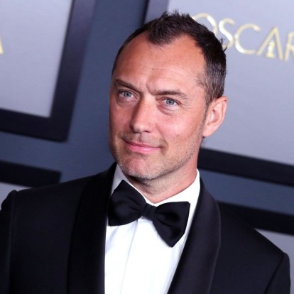 Ο Jude Law παρακολουθεί μερικά iconic αποσπάσματα από τις πιο εντυπωσιακές κινηματογραφικές παραγωγές του