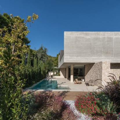 Μια κατοικία στον Διόνυσο σχεδιάστηκε ως ένα μινιμαλιστικό σύγχρονο καταφύγιο λίγο έξω από την Αθήνα