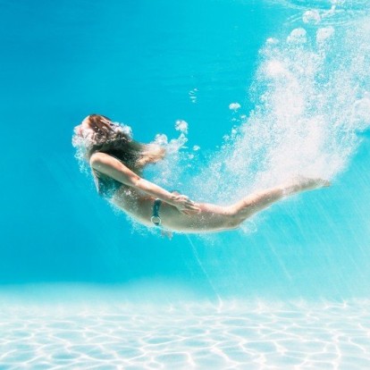 Δοκιμάστε αυτές τις 5 ασκήσεις στη θάλασσα για ένα full-body workout