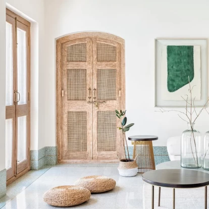 Raffia Season: Τα ψάθινα items που θα αναβαθμίσουν την καλοκαιρινή διακόσμηση του σπιτιού σας