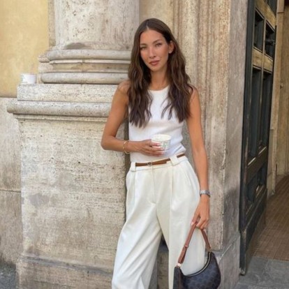 Summer staple: Τα λευκά top που αποτελούν βάση των καλοκαιρινών look