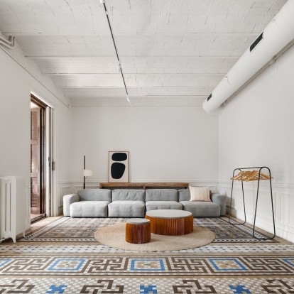 Με μια εκλεπτυσμένη, μινιμαλιστική κομψότητα ένα διαμέρισμα στη Βαρκελώνη είναι χάρμα οφθαλμών