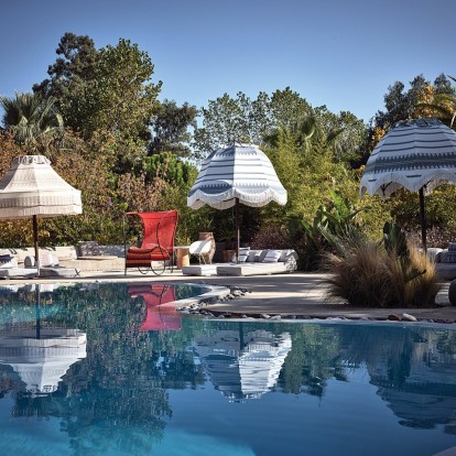 Το resort στη Βουρβουρού που έχει ως βασικά στοιχεία της ταυτότητάς του την υψηλή αισθητική και τη σύνδεση με τη φύση