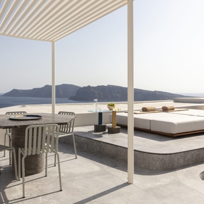 Μια κατοικία στην Οία της Σαντορίνης αναδύεται από τον βράχο της Καλντέρας και ατενίζει το Αιγαίο  