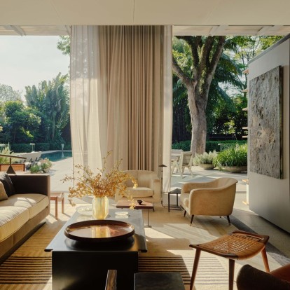 Μια οικογενειακή κατοικία στη Βραζιλία «υποκλίνεται» στο εκλεπτυσμένο design με τον πιο updated τρόπο