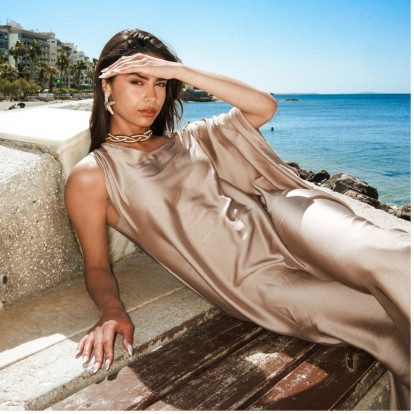 Το ελληνικό brand με μίνιμαλ φορέματα, μαγιό με ζωηρά prints και «άρωμα» από Μπαλί