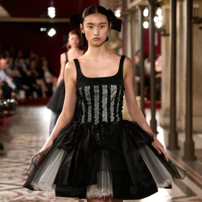 Η Chanel Haute Couture Fall/Winter '24-'25 συλλογή προσέδωσε μία ρομαντική πινελιά στην ταυτότητα του οίκου