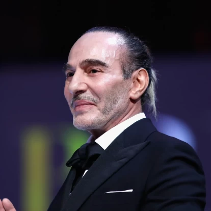 Ο John Galliano εμβαθύνει στην προσωπική και σχεδιαστική του εξέλιξη