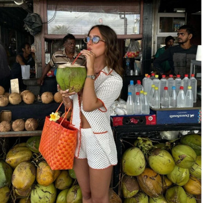 Heat Bloating: Γιατί μπορεί να αισθάνεστε πιο φουσκωμένη στη ζέστη;