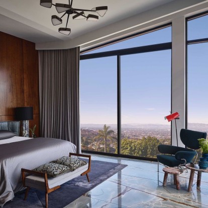 Μια κατοικία στο Hollywood Hills με στοιχεία deco μοντερνισμού μοιάζει βγαλμένη από κινηματογραφική παραγωγή