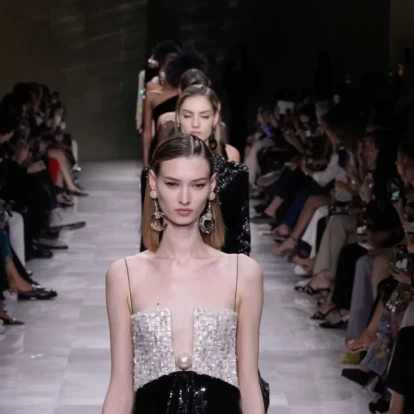 Armani Privé: Η υψηλή ραπτική του Giorgio Armani αξιοποιεί τη «γαλήνη» των μαργαριταριών