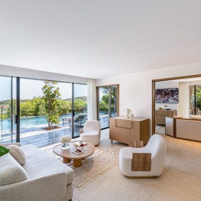 Σε ﻿μια από τις πιo εντυπωσιακές τοποθεσίες της Ελλάδας, αυτό το resort μας καλεί να αφεθούμε στην ενέργεια του Αιγαίου