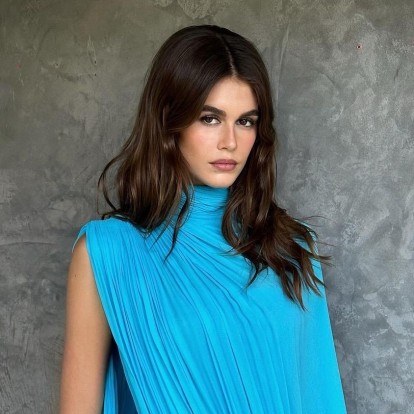 Η μεγαλύτερη hair color τάση του καλοκαιριού είναι το εντελώς αντίθετο από αυτό που θα περιμένατε