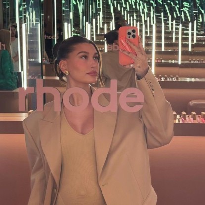 Strawberry Shortcake: Η Hailey Bieber αποκαλύπτει πώς πετυχαίνει το viral makeup look