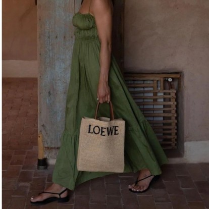 Η τσάντα που θα σας μεταφέρει από την παραλία στην πόλη με άκρως καλοκαιρινή διάθεση