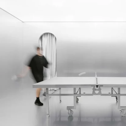 Η India Mahdavi σε συνεργασία με το Crosby Studios δημιούργησαν ένα ασημένιο δωμάτιο ping pong στην καρδιά του Παρισιού 