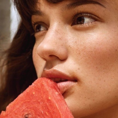 Δυσκολεύεστε να καταναλώσετε μεγάλη ποσότητα νερού; Πώς να ενυδατωθείτε τις ημέρες με καύσωνα