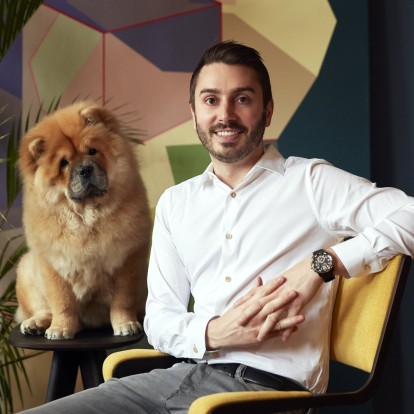 Μέσα στο κομψό σπίτι του interior designer, Brian Woulfe, στο Λονδίνο 
